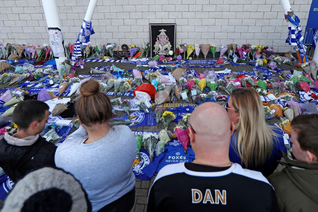 Cientos de aficionados se han dirigido este domingo al estadio del Leicester tras el accidente de helicóptero que sufrió el propietario del club junto a otras cuatro personas. Cientos de aficionados se han dirigido este domingo al estadio del Leicester tras el accidente de helicóptero que sufrió el propietario del club junto a otras cuatro personas.