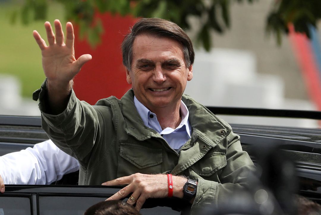 Jair Bolsonaro saluda a su salida del colegio electoral Jair Bolsonaro saluda a su salida del colegio electoral