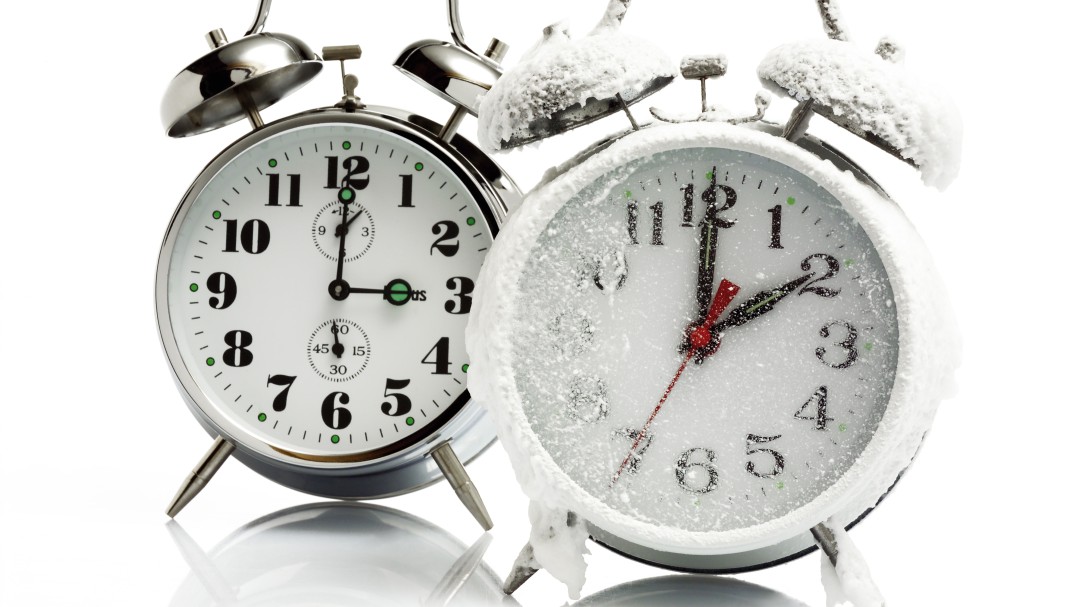 No hay que cambiar de huso horario, sino el uso horario