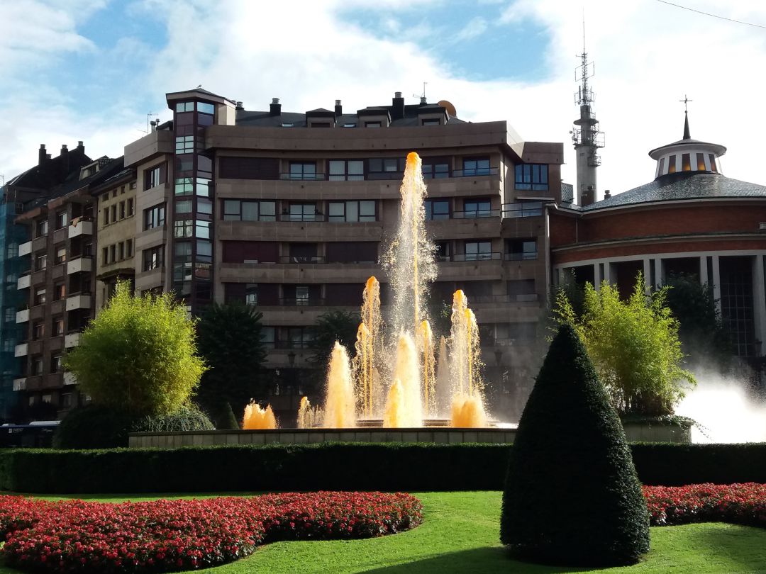 La fuente de la Plaza de América se ha teñido este lunes con el color de la lucha contra el ictus. La fuente de la Plaza de América se ha teñido este lunes con el color de la lucha contra el ictus.