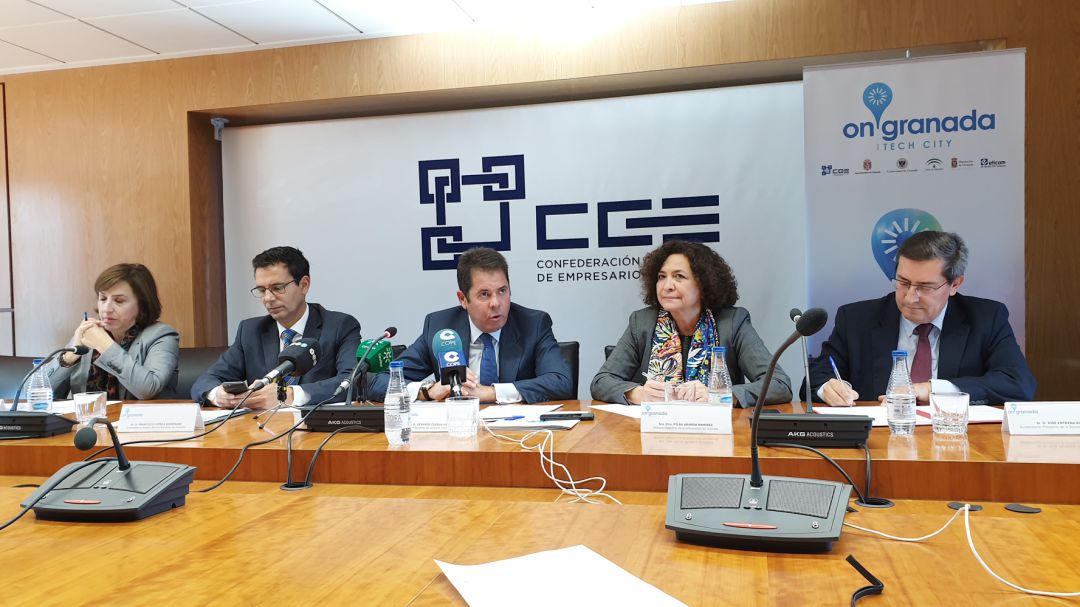 La delegada de la Junta en Granada, Sandra García; el alcalde de Granada, Paco Cuenca; el presidente de la Confederación Granadina de Empresarios (CGE, Gerardo Cuerva; la rectora de la Universidad de Granada (UGR), Pilar Aranda; y el presidente de la Diputación, José Entrena, en una rueda de prensa anterior al comité ejecutivo del clúster 'On Granada - Tech City' La delegada de la Junta en Granada, Sandra García; el alcalde de Granada, Paco Cuenca; el presidente de la Confederación Granadina de Empresarios (CGE, Gerardo Cuerva; la rectora de la Universidad de Granada (UGR), Pilar Aranda; y el presidente de la Diputación, José Entrena, en una rueda de prensa anterior al comité ejecutivo del clúster 'On Granada - Tech City'