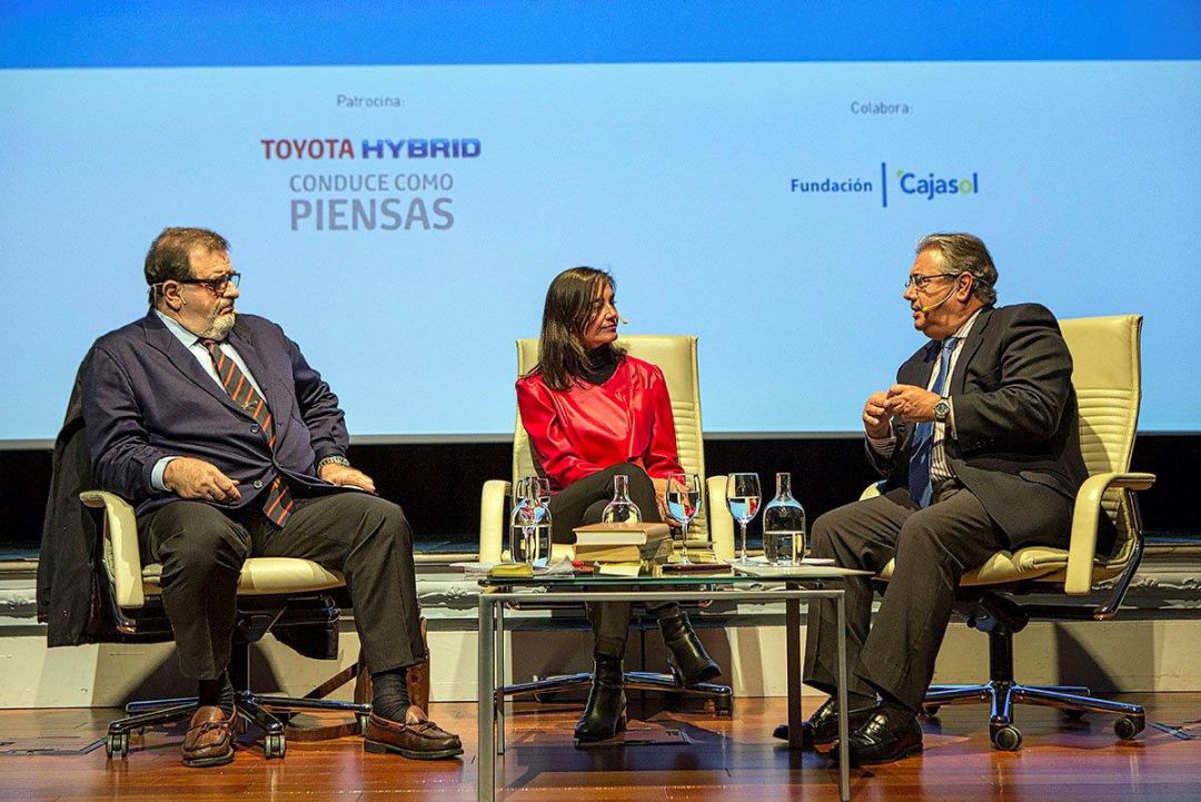 De izquierda a derecha, José Rodríguez de la Borbolla, la periodista de El País Eva Sáiz y Juan Ignacio Zoido De izquierda a derecha, José Rodríguez de la Borbolla, la periodista de El País Eva Sáiz y Juan Ignacio Zoido