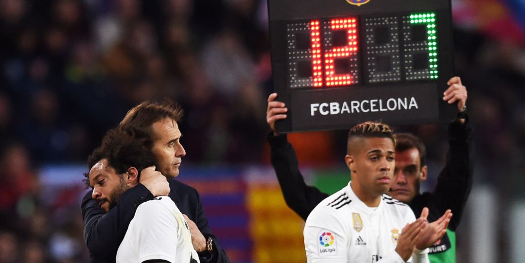 Mariano, justo antes de saltar al terreno de juego mientras Marcelo y Lopetegui se abrazan Mariano, justo antes de saltar al terreno de juego mientras Marcelo y Lopetegui se abrazan