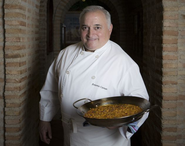 Antonio Cosmen, presumiendo de paella de Madrid. Antonio Cosmen, presumiendo de paella de Madrid.