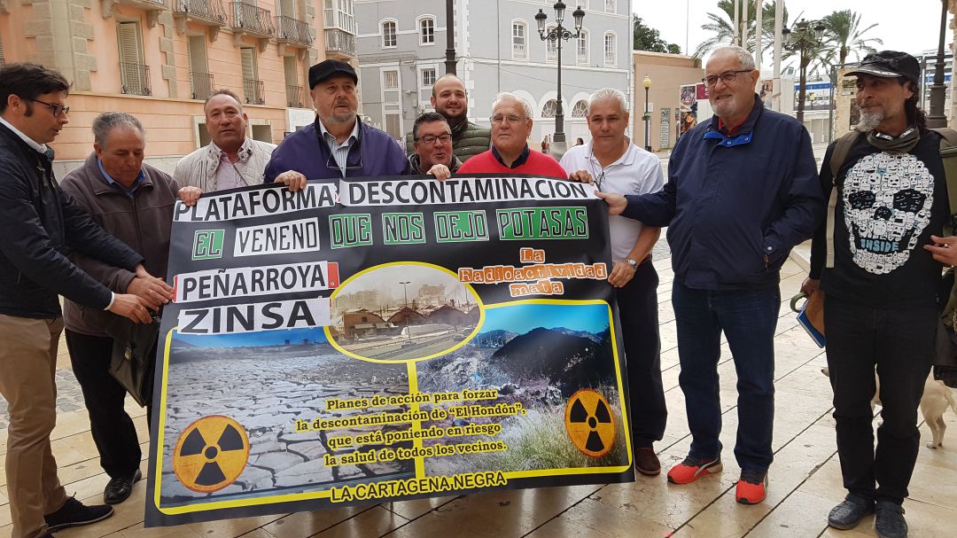 Los vecinos piden el vallado de la parcela contaminada de El Hondón Los vecinos piden el vallado de la parcela contaminada de El Hondón