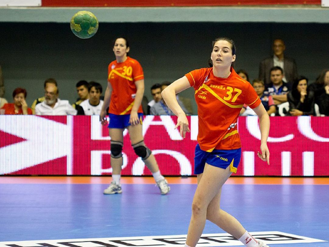 La ilicitana Ana Martínez lanza un balón un partido con España La ilicitana Ana Martínez lanza un balón un partido con España