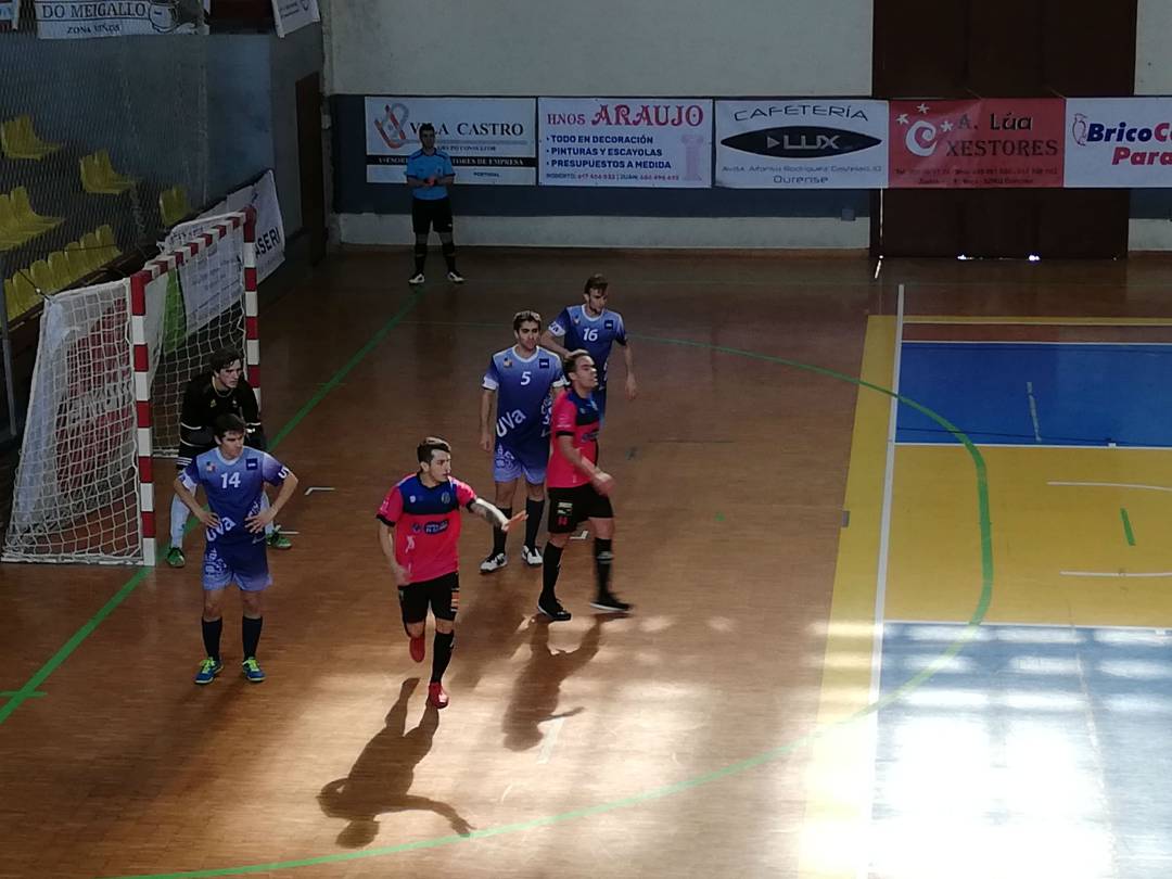 Primer derbi de la temporada en la Segunda División B, Tres Cuñados del Barco de Valdeorras, Sala Ourense, dos equipos en racha. Primer derbi de la temporada en la Segunda División B, Tres Cuñados del Barco de Valdeorras, Sala Ourense, dos equipos en racha.