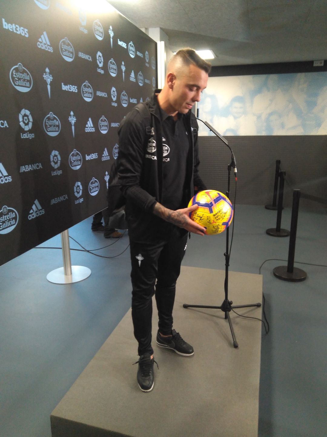 Aspas con el balón del hat-trick Aspas con el balón del hat-trick