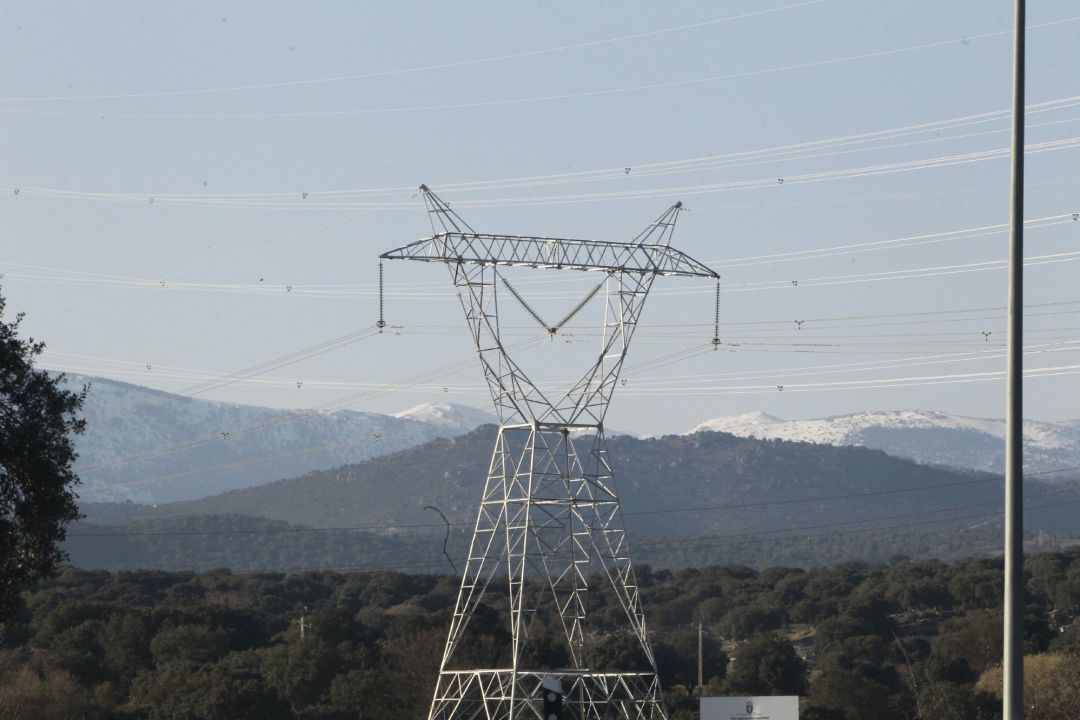 El debate del precio de la luz y del precio del combustible está a la orden del día. El debate del precio de la luz y del precio del combustible está a la orden del día.
