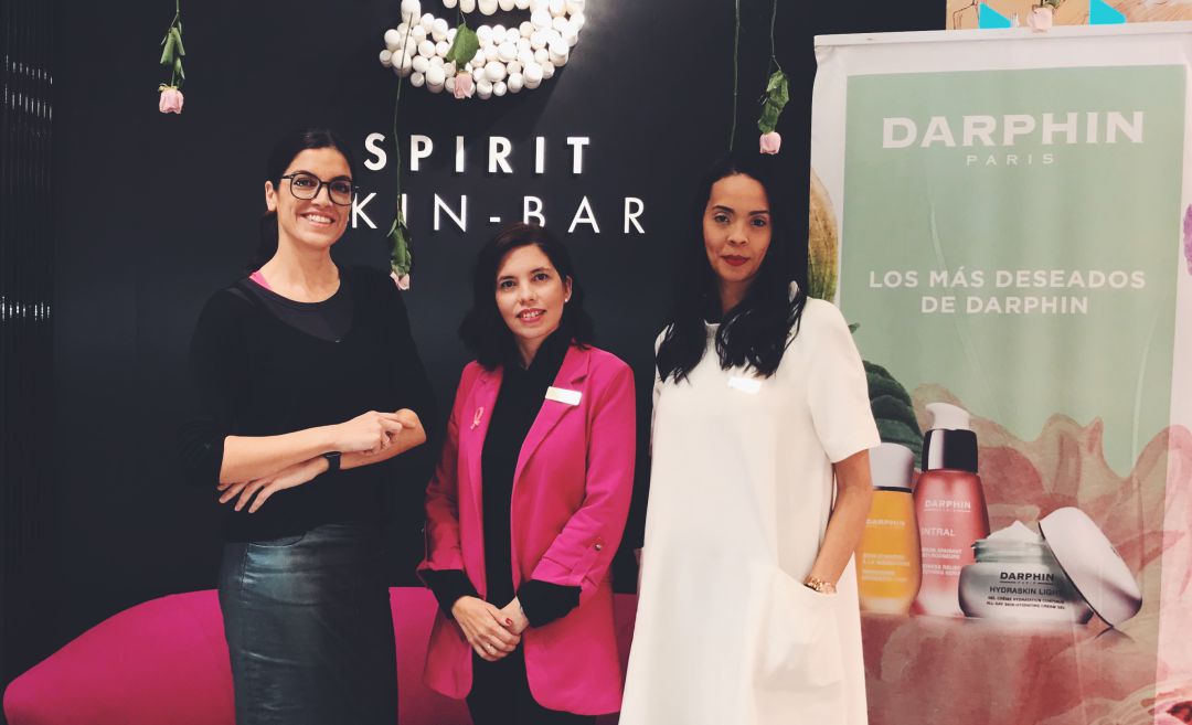 Jimena Mazucco, analista de moda, junto a Laura Granados, responsable de bienestar Spirit Skin Bar, y Hemely Varela, directora formación Darphin Jimena Mazucco, analista de moda, junto a Laura Granados, responsable de bienestar Spirit Skin Bar, y Hemely Varela, directora formación Darphin