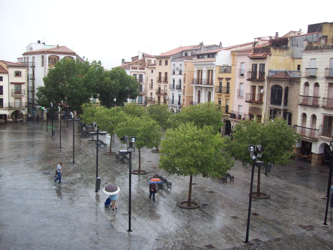 Mañana de paragüas en la ciudad de Plasencia donde se registran más de 30 litros por metro cuadrado, por debajo de Garganta la Olla o Piornal Mañana de paragüas en la ciudad de Plasencia donde se registran más de 30 litros por metro cuadrado, por debajo de Garganta la Olla o Piornal
