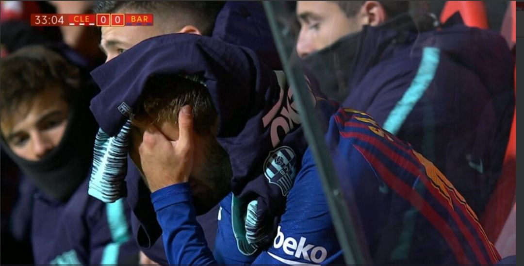 Samper se lamenta en el banquillo tras ser sustituido Samper se lamenta en el banquillo tras ser sustituido