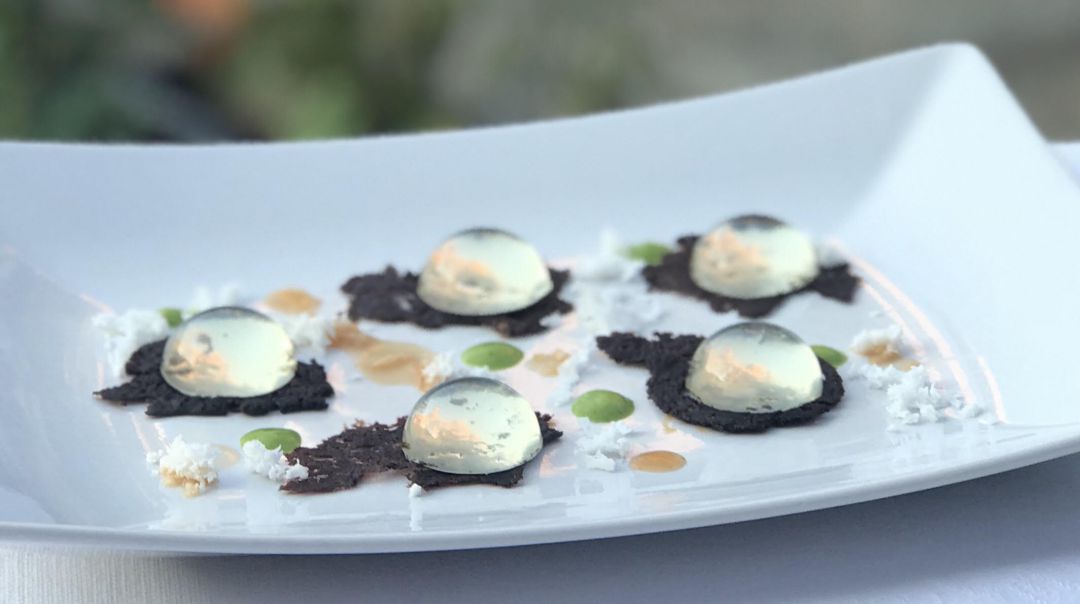 Agua de coco en teja de morcilla