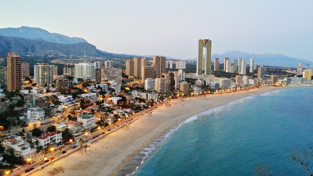 Condenados cuatro británicos por denunciar una falsa intoxicación en un hotel de Benidorm Condenados cuatro británicos por denunciar una falsa intoxicación en un hotel de Benidorm