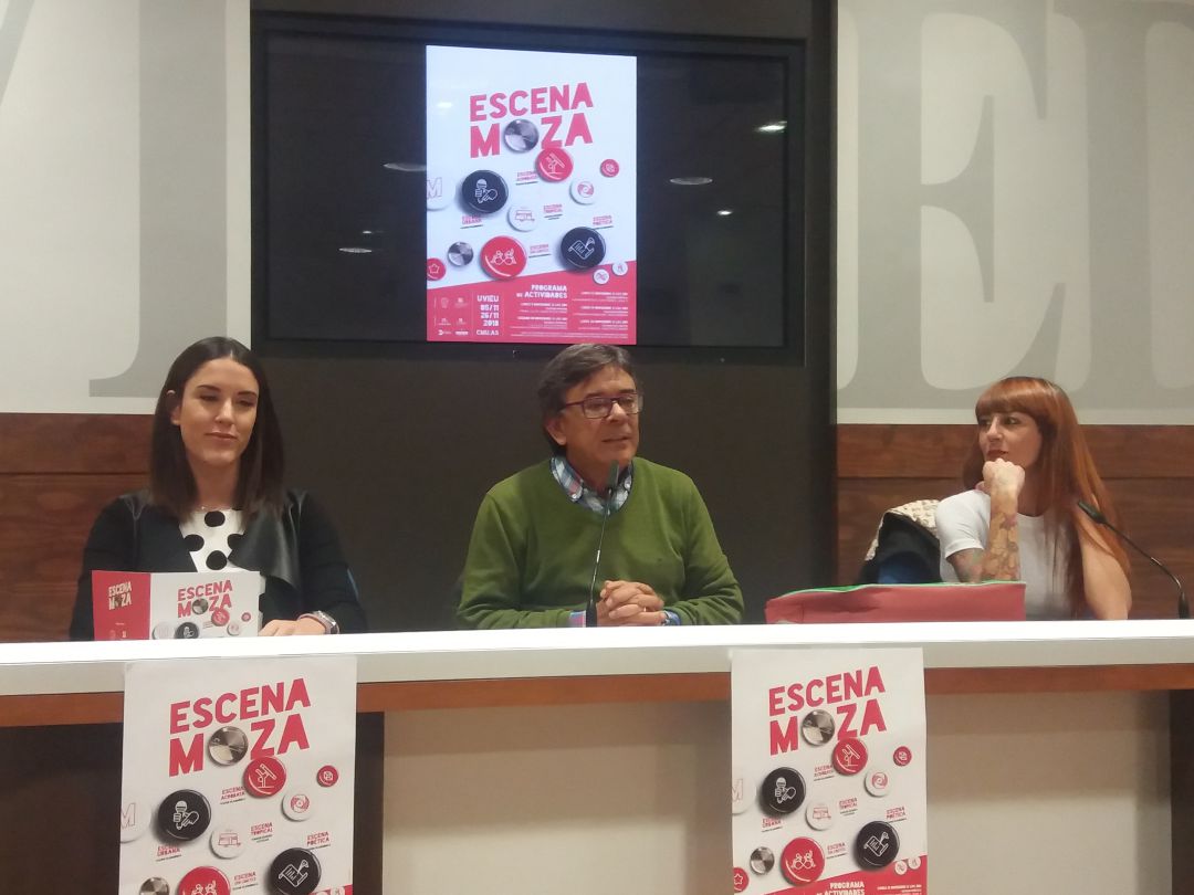 Presentacion del festival. Por la izquierda, Carlota Fernández Cid -presidenta del Conseyu de la Mocedá d'Uvieu-, Roberto Sánchez Ramos -concejal de Cultura- y Vico Sanchís -prsentadoras dle certámen-. Presentacion del festival. Por la izquierda, Carlota Fernández Cid -presidenta del Conseyu de la Mocedá d'Uvieu-, Roberto Sánchez Ramos -concejal de Cultura- y Vico Sanchís -prsentadoras dle certámen-.
