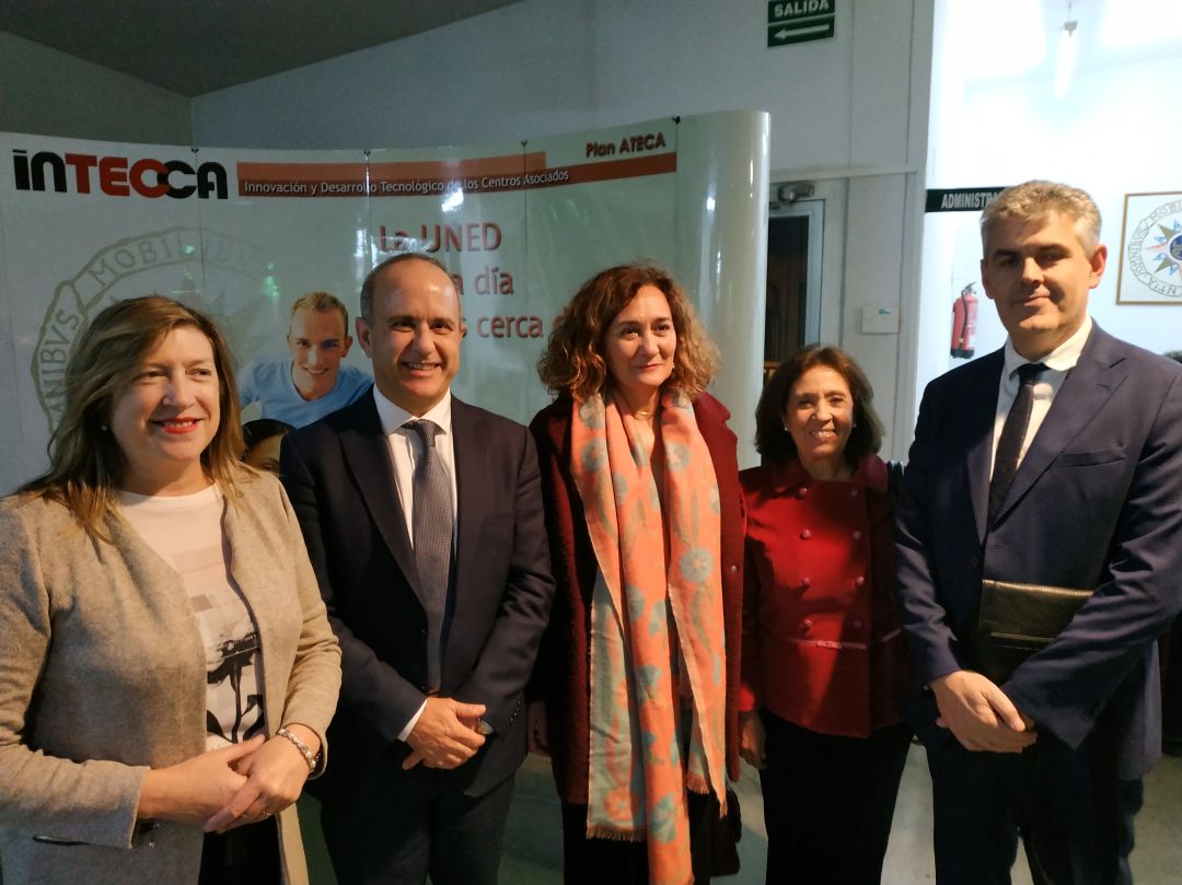 LA alcaldesa y el rector, rodeados de otras autoridades LA alcaldesa y el rector, rodeados de otras autoridades