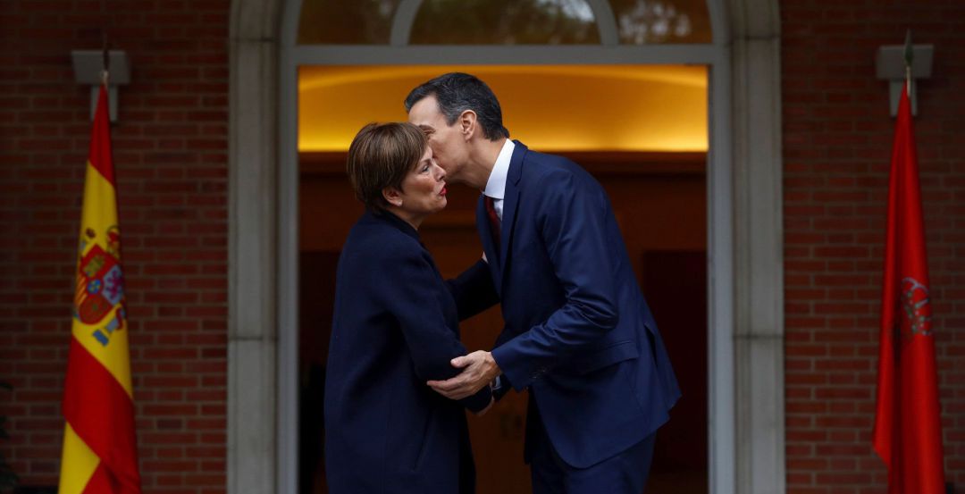 El presidente del Gobierno, Pedro Sánchez, recibe a la entrada del Palacio de La Moncloa a la presidenta de Navarra, Uxue Barkos El presidente del Gobierno, Pedro Sánchez, recibe a la entrada del Palacio de La Moncloa a la presidenta de Navarra, Uxue Barkos