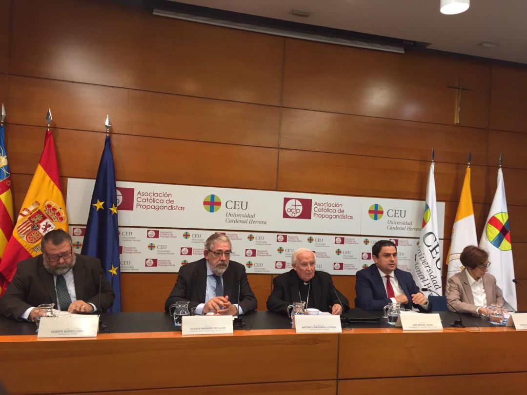 De izquierda a derecha: Vicente Morro, presidente de FCAPA; Vicente Navarro, director de proyección social y cultural del CEU; Antonio Cañizares, Arzobispo de Valencia; José Manuel Pagán, Rector Magnífico UCV y Vicenta Rodríguez, secretaria autonómica de escuelas católicas De izquierda a derecha: Vicente Morro, presidente de FCAPA; Vicente Navarro, director de proyección social y cultural del CEU; Antonio Cañizares, Arzobispo de Valencia; José Manuel Pagán, Rector Magnífico UCV y Vicenta Rodríguez, secretaria autonómica de escuelas católicas