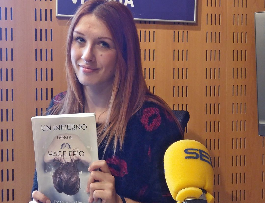 Elsa Fernández nos muestra su libro Elsa Fernández nos muestra su libro