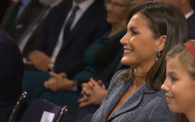 El gesto de complacencia de la reina Letizia. El gesto de complacencia de la reina Letizia.