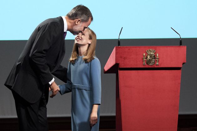Felipe VI besa a su hija Leonor. Felipe VI besa a su hija Leonor.