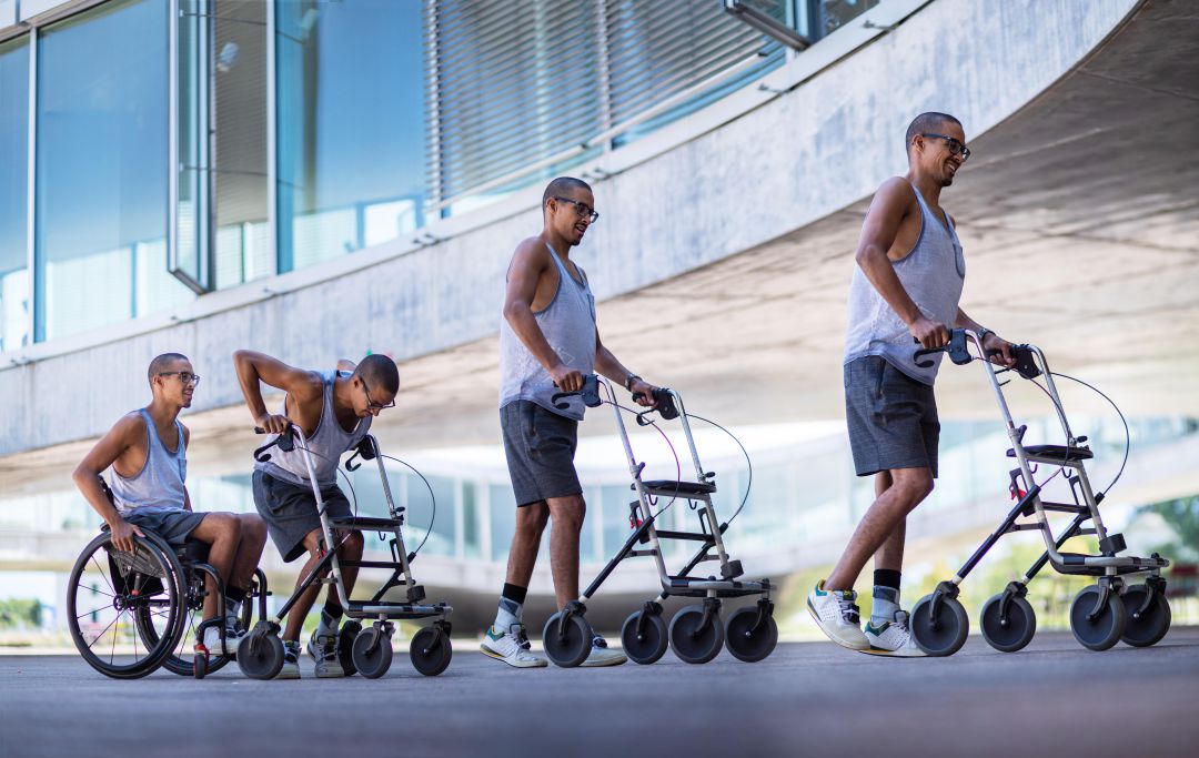 David Mzee, participante en el estudio de STIMO, ahora puede dar algunos pasos por su cuenta. Estaba totalmente parapléjico después de un accidente deportivo
David Mzee, participante en el estudio de STIMO, ahora puede dar algunos pasos por su cuenta. Estaba totalmente parapléjico después de un accidente deportivo
