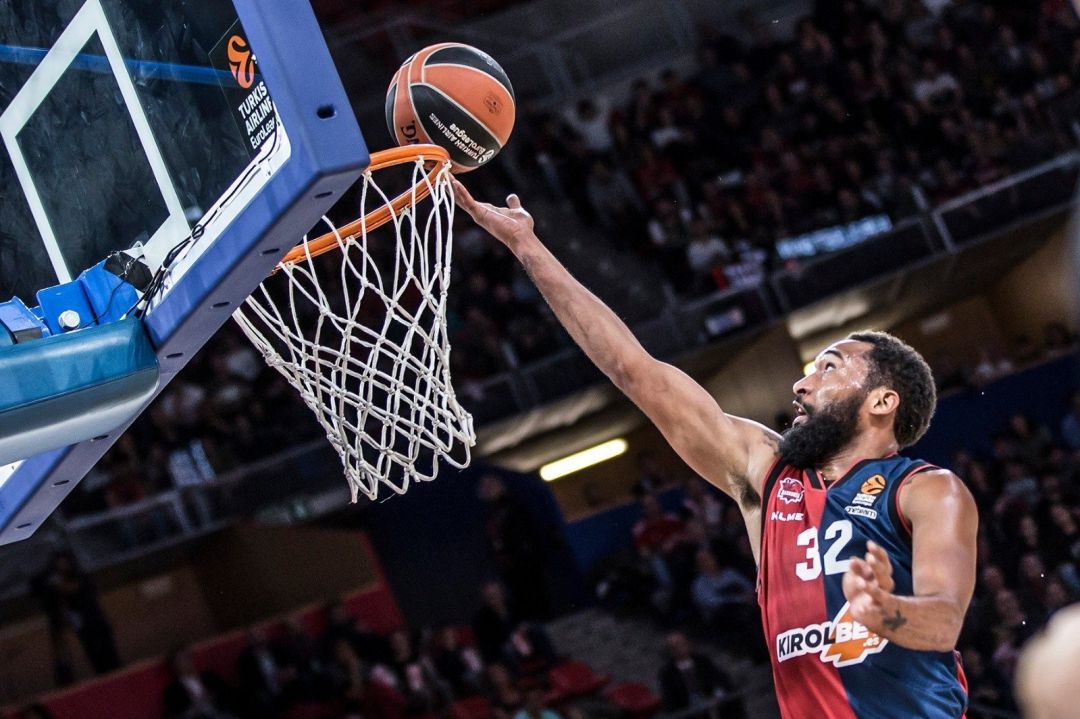 Darrun Hilliard culmina una entrada a canasta. Darrun Hilliard culmina una entrada a canasta.