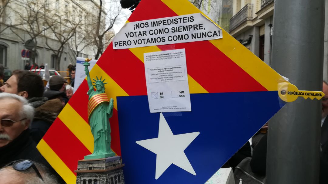 Pancarta a favor del referéndum frente al Tribunal Supremo Pancarta a favor del referéndum frente al Tribunal Supremo