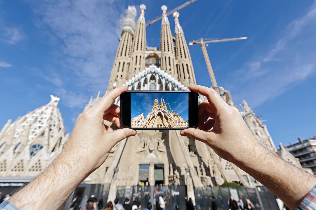 Turista fotografiando la Sagrada Familia de Barcelona Turista fotografiando la Sagrada Familia de Barcelona