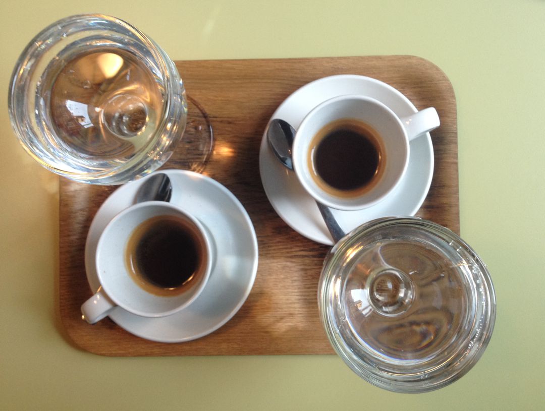 Café solo con vaso de agua, como en París. Café solo con vaso de agua, como en París.