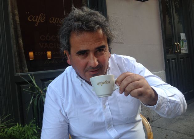 Carlos Zamora, frente al Café Angélica. Carlos Zamora, frente al Café Angélica.
