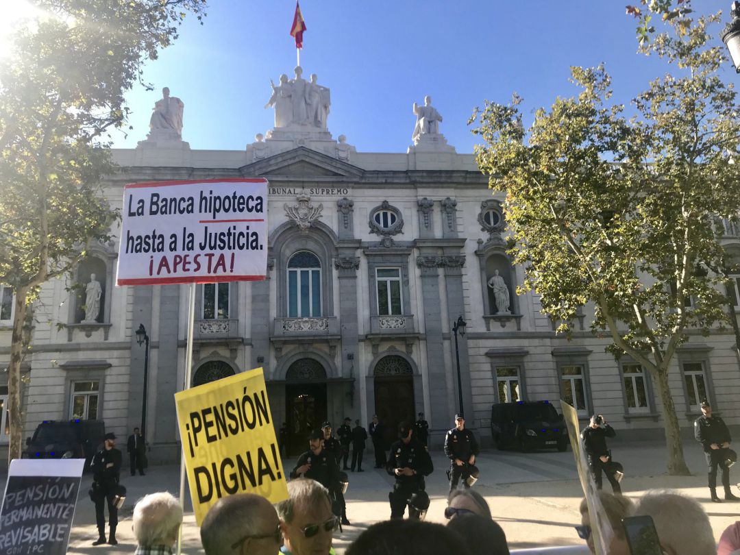 Pensionistas y miembros de la Plataforma de Afectados por la Hipoteca protestan Pensionistas y miembros de la Plataforma de Afectados por la Hipoteca protestan
