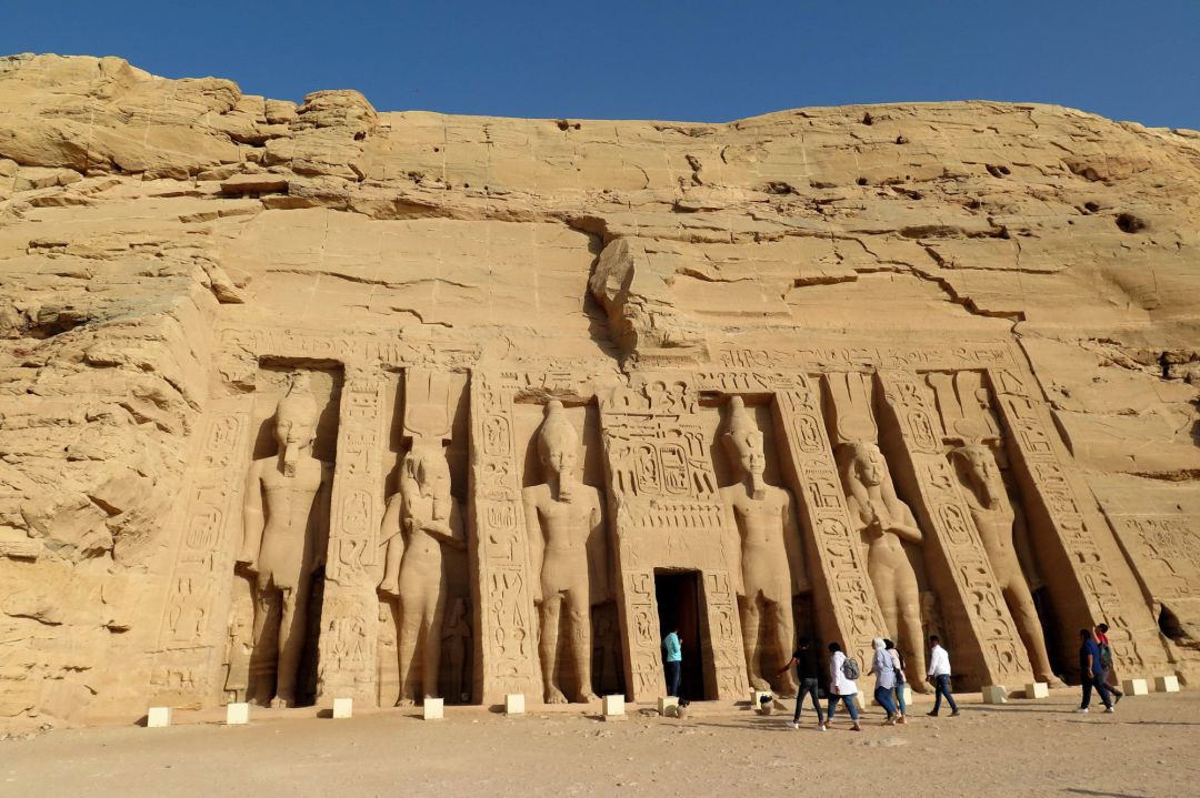El templo de Abu Simbel dedicado a la reina Nefertari, mujer del faraón Ramsés II El templo de Abu Simbel dedicado a la reina Nefertari, mujer del faraón Ramsés II