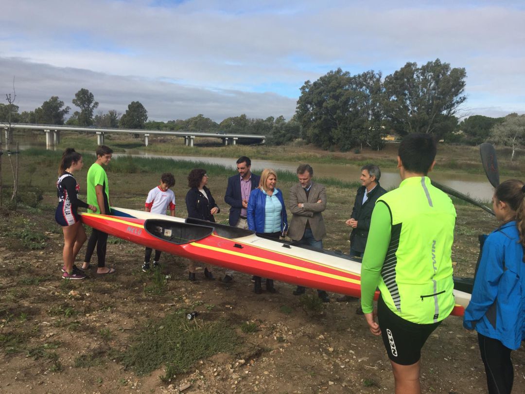 El consejero de Medio Ambiente, José Fiscal, junto a la alcaldesa de Jerez, Mamen Sánchez, en la ribera del río Guadalete El consejero de Medio Ambiente, José Fiscal, junto a la alcaldesa de Jerez, Mamen Sánchez, en la ribera del río Guadalete