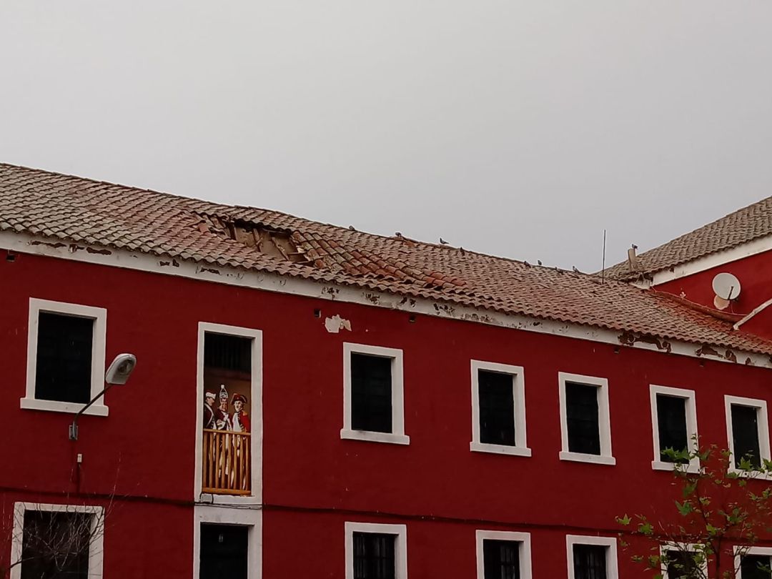 Parte del tejado del cuartel, hundido Parte del tejado del cuartel, hundido