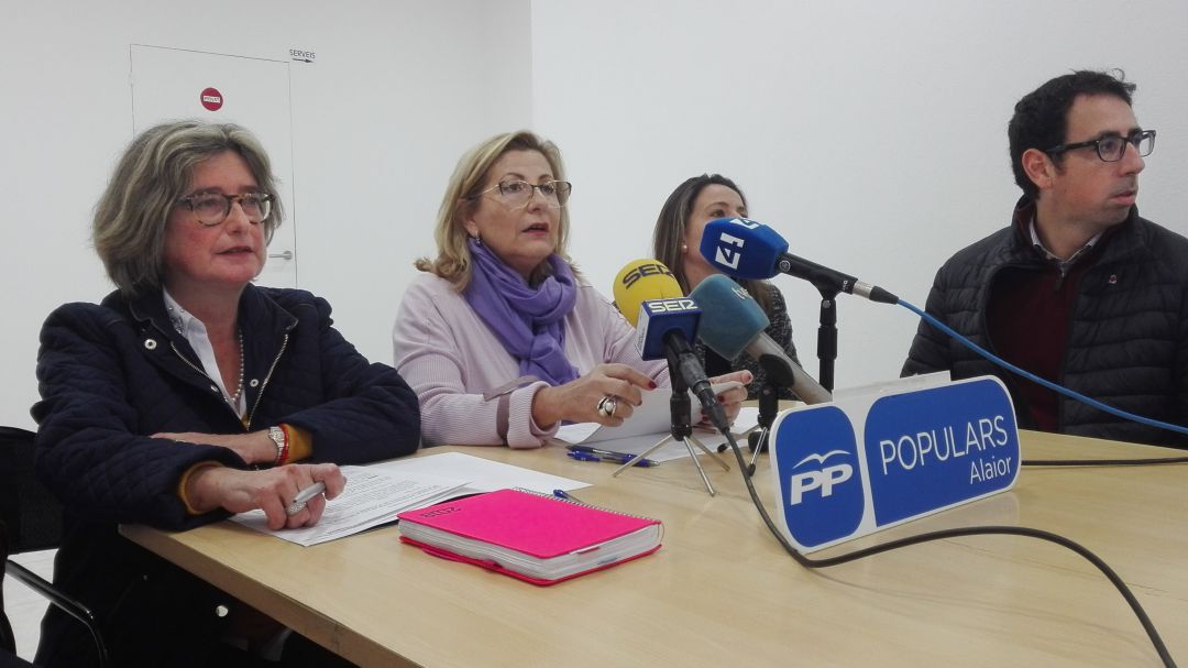 El PP rechaza cualquier autocrítica sobre la actuación del Gobierno Rajoy en la gestión de la rotura del cable eléctrico entre Mallorca y Menorca. El PP rechaza cualquier autocrítica sobre la actuación del Gobierno Rajoy en la gestión de la rotura del cable eléctrico entre Mallorca y Menorca.