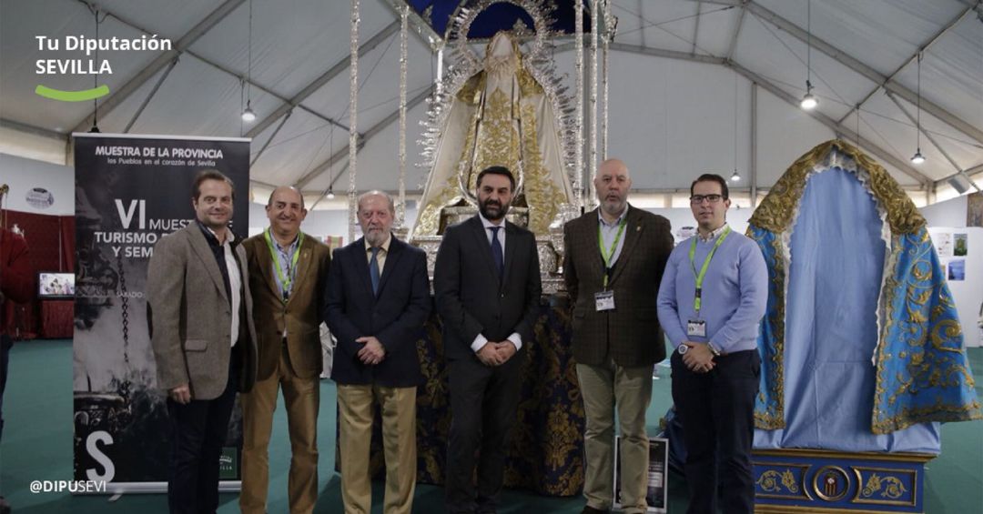 En el centro de la imagen, el presidente de la Diputación, Fernando Rodríguez Villalobos, y el consejero de Turismo, Francisco Javier Fernández, en la VI Muestra de Turismo Religioso y Semana Santa de la provincia de Sevilla En el centro de la imagen, el presidente de la Diputación, Fernando Rodríguez Villalobos, y el consejero de Turismo, Francisco Javier Fernández, en la VI Muestra de Turismo Religioso y Semana Santa de la provincia de Sevilla