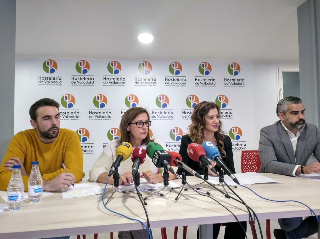 Rueda de prensa de la Asociación de Hosteleros con la asesora jurídica, María Ángeles Aller, y la presidenta, María José Hernández, Rueda de prensa de la Asociación de Hosteleros con la asesora jurídica, María Ángeles Aller, y la presidenta, María José Hernández,