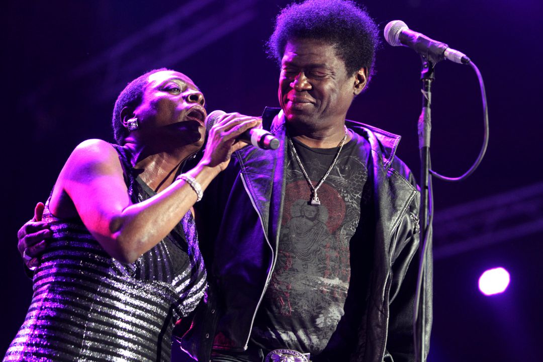 Sharon Jones y Charles Bradley durante una actuación conjunta en Holanda en 2014 Sharon Jones y Charles Bradley durante una actuación conjunta en Holanda en 2014