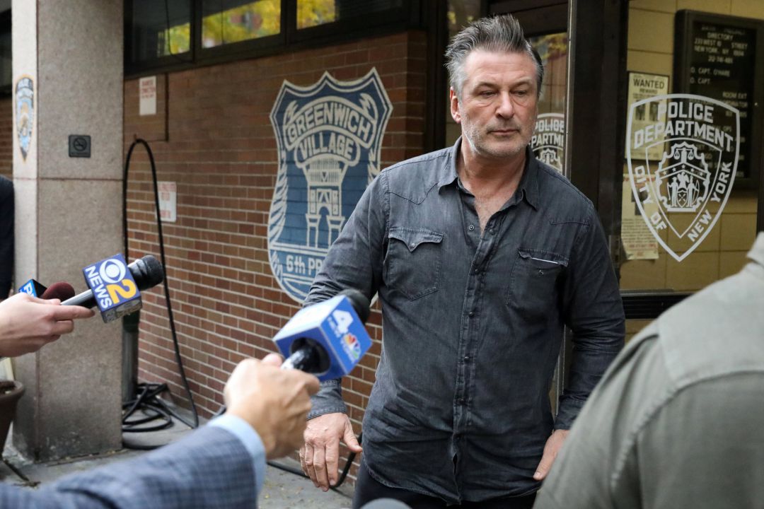 El actor Alec Baldwin al salir de la comisaría de policía en Greenwich Village tras la agresión El actor Alec Baldwin al salir de la comisaría de policía en Greenwich Village tras la agresión