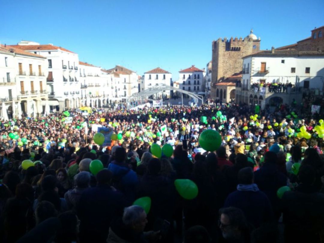 Plaza Mayor de Cáceres durante la concentración contra la mina de litio en el paraje de Valdeflores Plaza Mayor de Cáceres durante la concentración contra la mina de litio en el paraje de Valdeflores