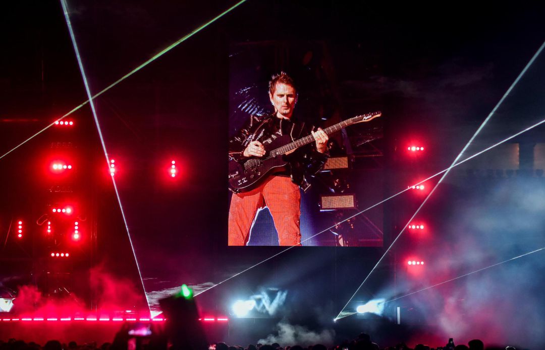El vocalista del grupo británico de rock Muse, Matt Bellamy, durante el concierto que ofrece esta noche en el bilbaíno estadio de San Mamés, en el marco de los premios musicales de la cadena MTV que se entregarán el domingo en Barakaldo. EFE Miguel Toña El vocalista del grupo británico de rock Muse, Matt Bellamy, durante el concierto que ofrece esta noche en el bilbaíno estadio de San Mamés, en el marco de los premios musicales de la cadena MTV que se entregarán el domingo en Barakaldo. EFE Miguel Toña
