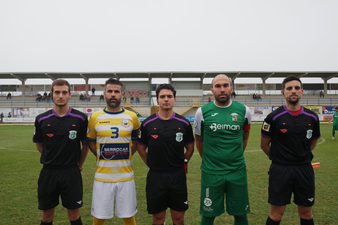 Los capitanes de los dos equipos junto al trío arbitral Los capitanes de los dos equipos junto al trío arbitral