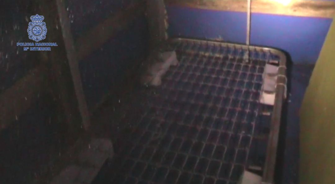 Interior del zulo hallado en el Naranco, preparado para supuestamente llevar a cabo los secuestros de la banda criminal autodenominada comando ETA ASTURCÓN. En la imagen se puede ver el somier de nuna cama. Interior del zulo hallado en el Naranco, preparado para supuestamente llevar a cabo los secuestros de la banda criminal autodenominada comando ETA ASTURCÓN. En la imagen se puede ver el somier de nuna cama.