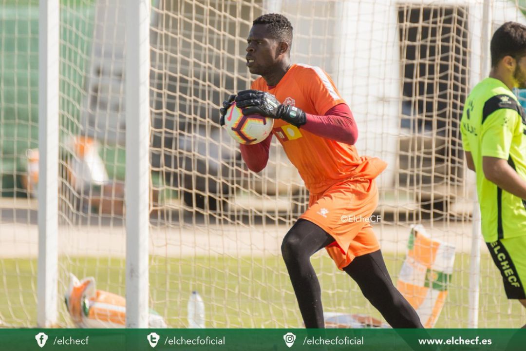 Francis Uzoho durante un entrenamiento con el Elche Francis Uzoho durante un entrenamiento con el Elche