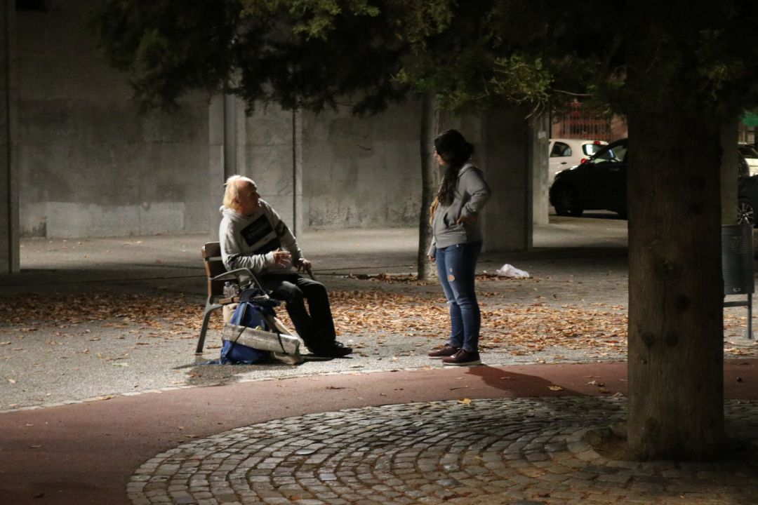 Una voluntària de Som Sostre amb un sense sostre a Girona Una voluntària de Som Sostre amb un sense sostre a Girona