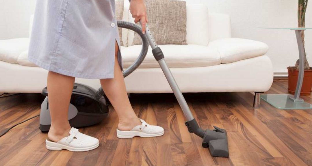 Una empleada del hogar trabajando. Una empleada del hogar trabajando.