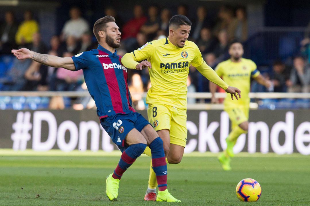 El centrocampista del Villareal Pablo Fornals pelea un balón con el centrocampista del Levante Rubén Rochina El centrocampista del Villareal Pablo Fornals pelea un balón con el centrocampista del Levante Rubén Rochina