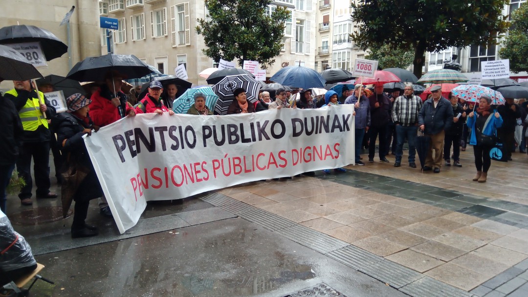 Los pensionistas se manifiestan en Vitoria frente a las eléctricas por el incremento de la pobreza energética
