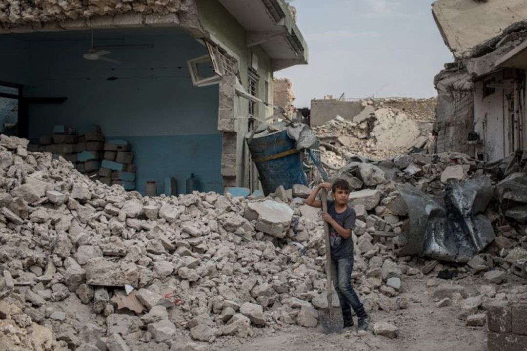 Un niño limpia restos de una vivienda en la ciudad de Mosul, el principal bastión del ISIS en Iraq entre 2014 y 2017 Un niño limpia restos de una vivienda en la ciudad de Mosul, el principal bastión del ISIS en Iraq entre 2014 y 2017